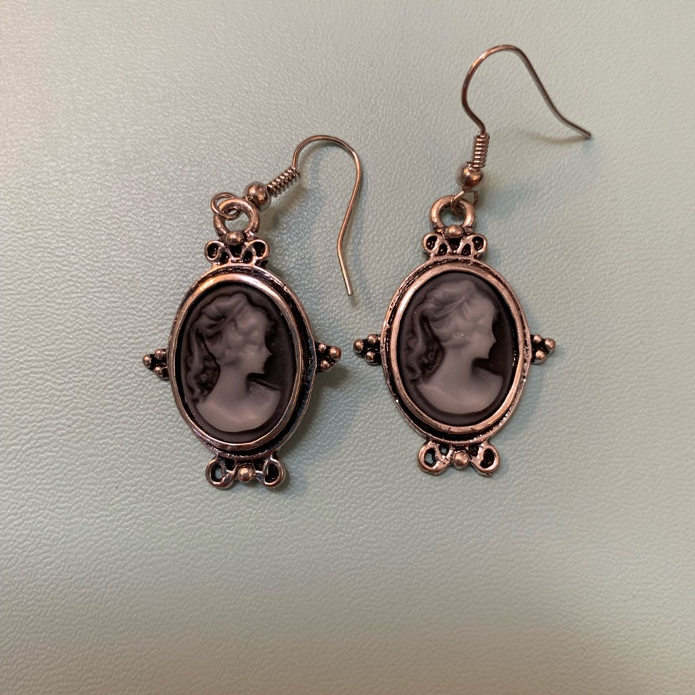 Victorian-Styled Statement Necklace Set - image 2